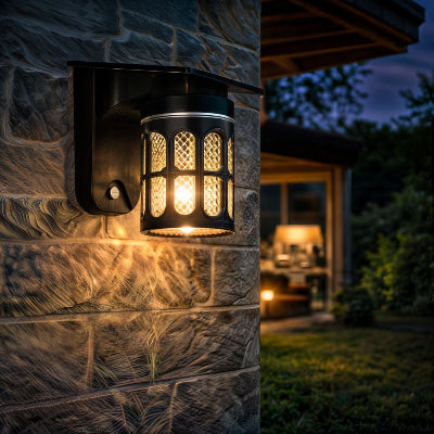 applique exterieur solaire fixée sur un mur de façade de maison en pierre de taile