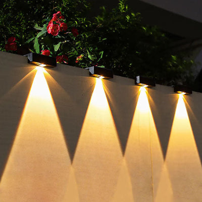 Applique solaire extérieur étanche installée sur mur de maison