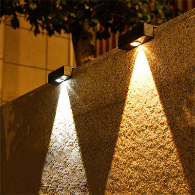 Applique solaire extérieur LED puissante éclairant façade en soirée