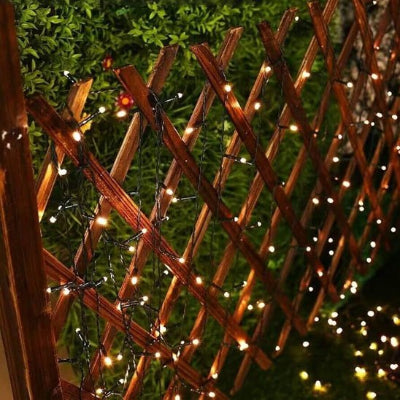 Guirlande exterieur solaire fixé sur un treillis en bois éclairée
