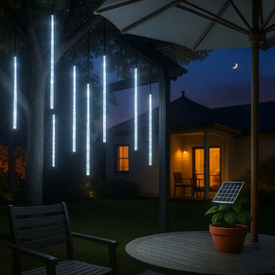 guirlande lumineuse solaire blanc froid dans jardin avec maison