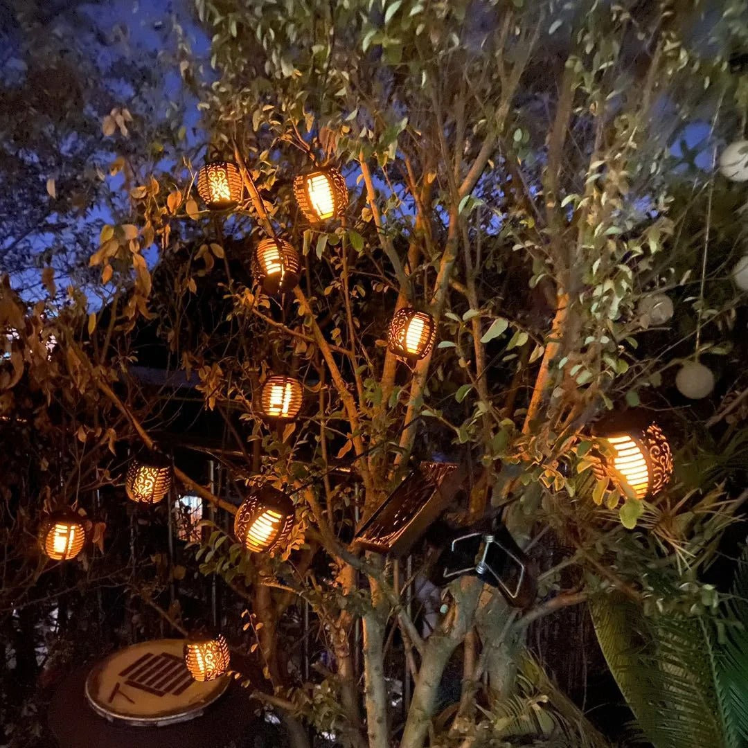 guirlande solaire suspndue dans un arbre avec panneau solaire