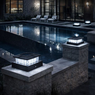 lampe exterieur solaire blanc froid posée sur piliers et socles en bord de piscine au crepuscule