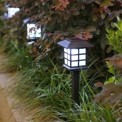 Lampe solaire extérieur Ignis installée le long d’un chemin végétalisé pour l’éclairage nocturne.