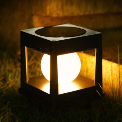 lampe solaire extérieur économie d'énergie et d'électricité dans jardin sur pelouse