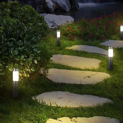 Allée de jardin éclairée par lampe solaire extérieur moderne.
