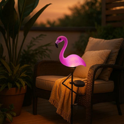 lampes jardins solaires apportant une lumière rose apaisante sur un balcon détente