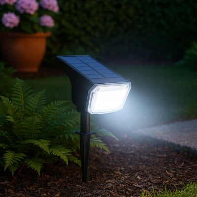 spots solaires exterieurs à piquet illuminant les plantes d’un jardin moderne