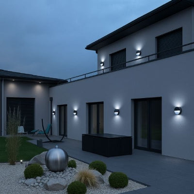 applique exterieur corps en aluminium noir sable sur villa contemporaine