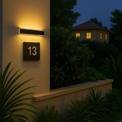 Applique extérieur fixée à l'entrée de la porte d'entrée au dessus du numéro 13 de la maison