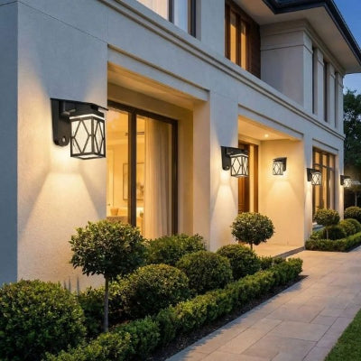applique exterieur solaire sur mur d'une maison contemporaine avec arbustes et allée