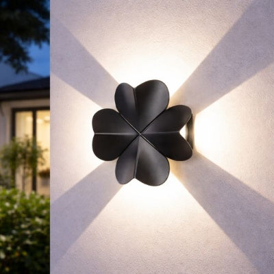 applique exterieur solaire éclairée fixée sur le mur beige d'une maison  