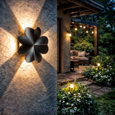 applique exterieur solaire éclairée blanc chaud sur mur dans jardin