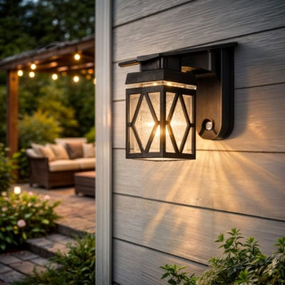 applique exterieur solaire fixée à la façade de la maison en bois