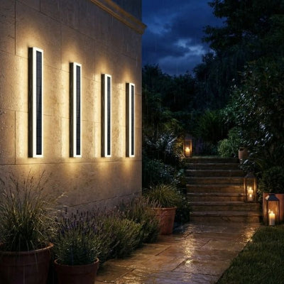 applique exterieur solaire fixée sur mur avec allée, escalier et plantes vertes sous la pluie