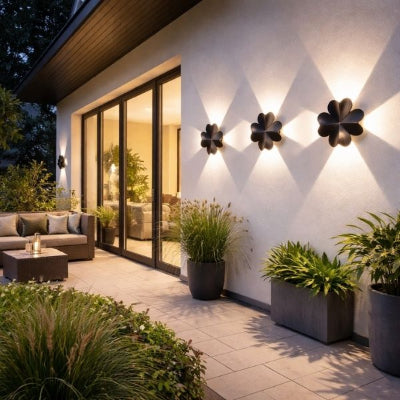 applique exterieur solaire éclairée sur terrasse avec salon de jardin et plantes 