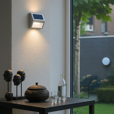 applique extérieur solaire murale diffusant une lumière chaude sur façade claire