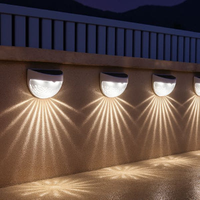 applique exterieur solaire LED demi-lune étanche IP65, lumière blanche en éventail sur muret de jardin.
