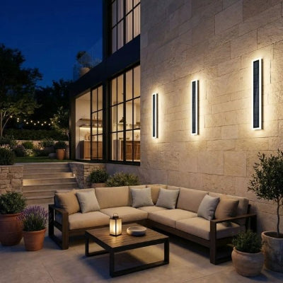 applique exterieur solaire fixée sur mur de terrasse avec salon de jardin, table basse, escaliers, baies vitrées et plantes au crépuscule