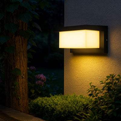 applique extérieure design à lumière chaude pour mur de jardin ou terrasse contemporaine