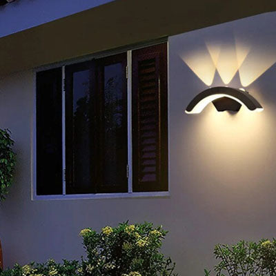 Applique exterieure solaire installée sur façade de maison, lumière LED bicolore douce