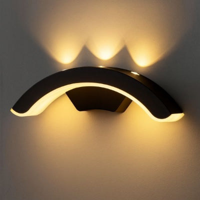 Applique exterieure fixé au mur uni, forme de la lampe demi lune avec trois leds au-dessus et éclairé en dessous