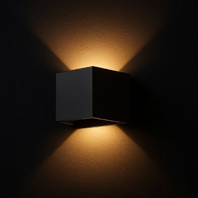 applique murale exterieur éclairant le mur dans la nuit et fixée au mur 