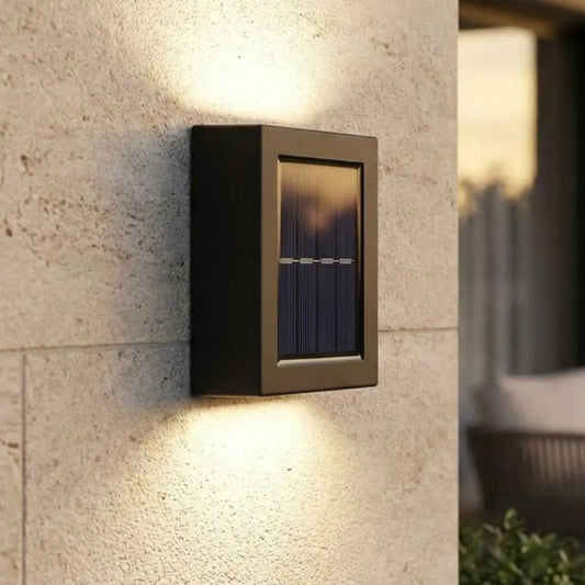 Applique murale exterieur solaire noire éclairage LED blanc chaud vers le haut et le bas sur façade maison moderne terrasse extérieure