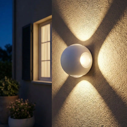 applique murale exterieure blanche sur mur avec quatre faisceaux lumineux, fenêtre avec lumière et pots de fleur