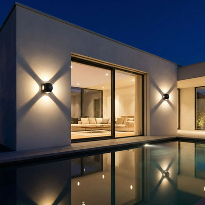 applique murale extérieure sur maison contemporaine claire avec grandes baies vitrées et piscine où se reflètent les lampes