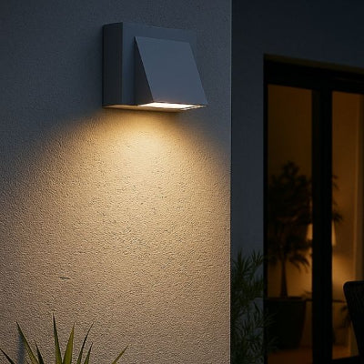 applique murale exterieure grise sur devanture maison 