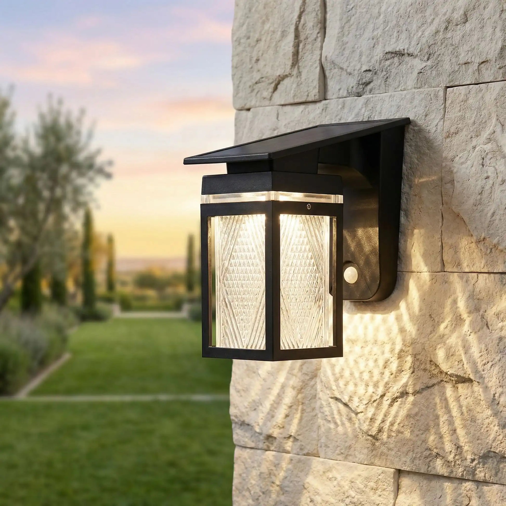 applique solaire exterieur sur mur beige en pierres et grand jardin en arrière plan