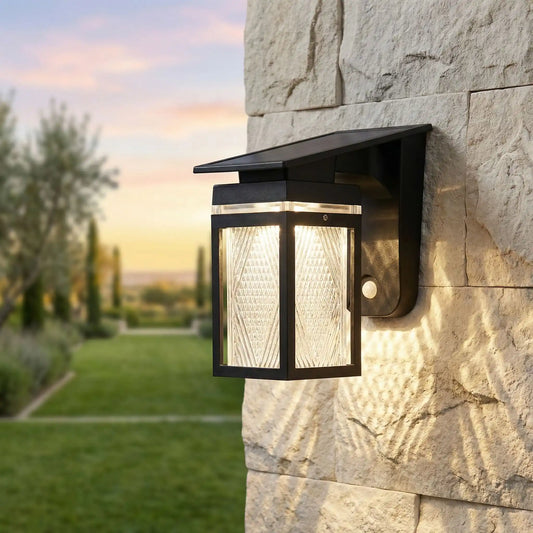 applique solaire exterieur sur mur beige en pierres et grand jardin en arrière plan