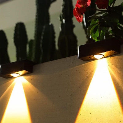 applique solaire exterieur LED illuminant terrasse et plantes décoratives