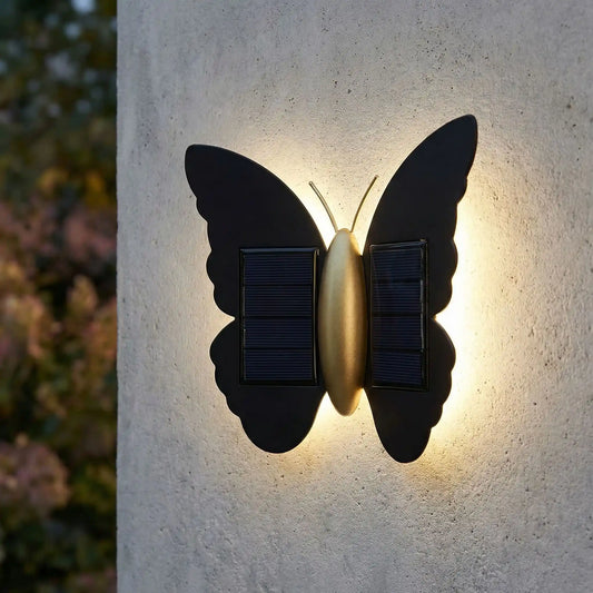 applique solaire exterieur sur mur émission de couleur blanc chaud avec végétation en second plan