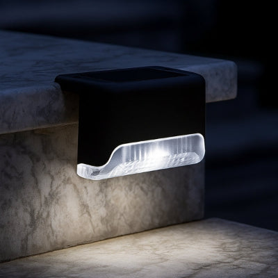 Applique extérieur solaire installée sur marche en marbre, lumière blanc froid éclatante de nuit.