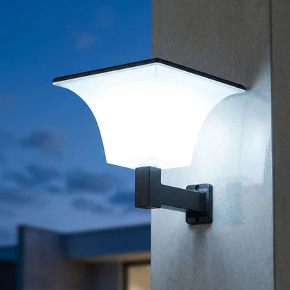appliques exterieures solaires sur mur au crépuscule, ciel bleu légèrement nuageux