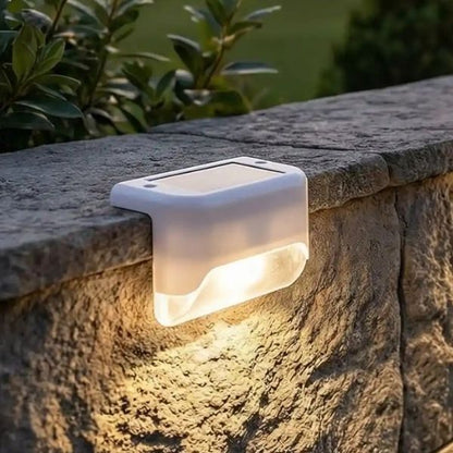 Appliques exterieures solaire blanches sur muret avec lumiere blanc chaud pour terrasse et jardin