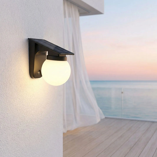 appliques exterieures solaires sur mur d'une terrasse avec voilage en bord de mer. Dalles en bois