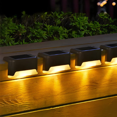 Appliques extérieures solaires murales compactent en ABS étanche IP65, installée sur clôture bois avec lumière LED blanc chaud, idéale pour chemin et terrasse