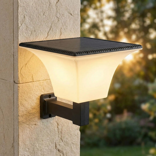 appliques exterieures solaires blanc chaud sur mur avec végétation en second plan