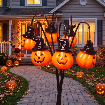 Citrouille lumineuse Halloween à chapeaux de sorcière, gros plan devant une allée décorée
