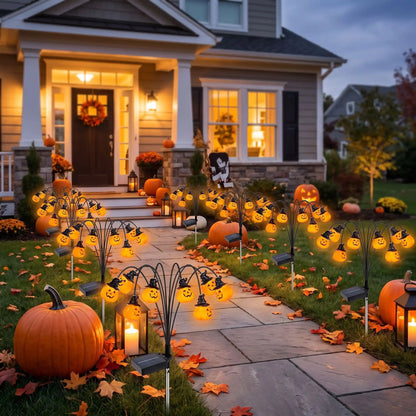citrouille lumineuse solaire Halloween le long d'une allée menant à une maison décorée