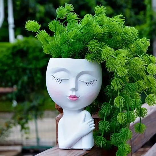 Pot de fleurs visage blanc avec chevelure végétale verte, deco pour balcon design