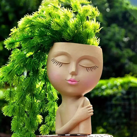Pot visage beige en résine avec plante verte tombante, deco pour balcon tendance et inspirante