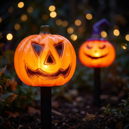 Gros plan sur une decoration citrouille halloween lumineuse la nuit, effet bokeh en arrière-plan