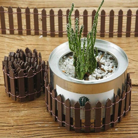 Décoration extérieur jardin moderne barrière en bois marron autour d’un pot de plante originale