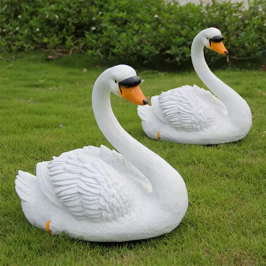 Décoration extérieur jardin moderne deux cygnes blancs décoratifs posés sur l’herbe