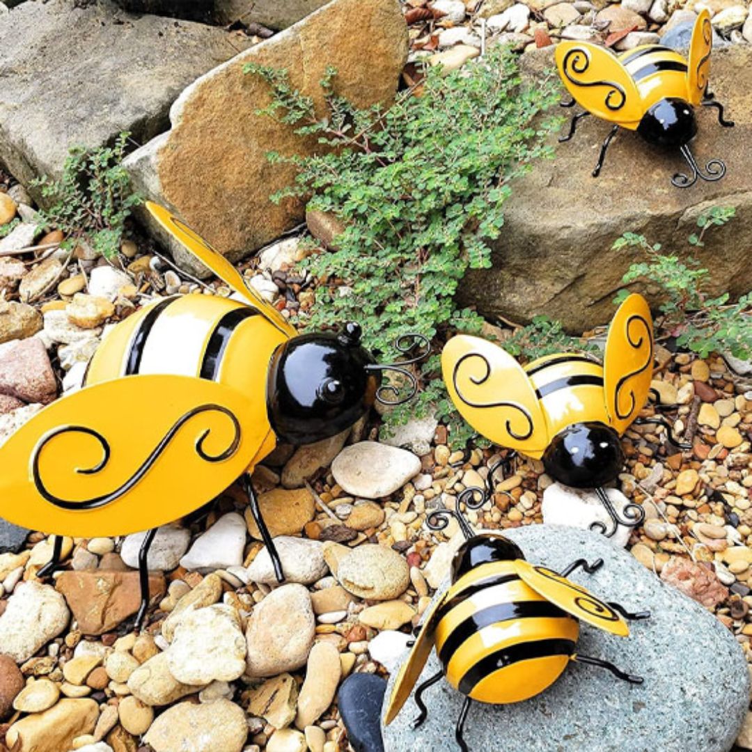Décoration jardin extérieur abeilles décoratives en métal sur des graviers et des cailloux