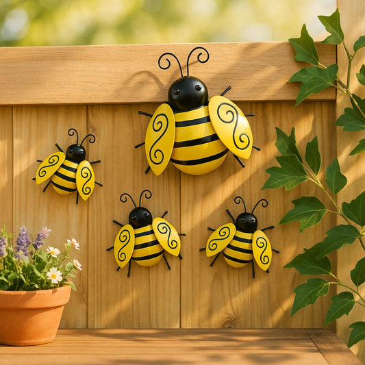Décoration jardin extérieur avec des abeilles en métal fixées sur une clôture en bois naturel